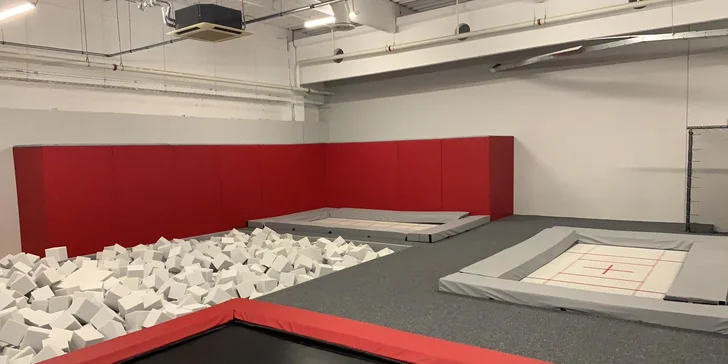 Hodina skákání v Jump Planet Brno: trampolíny, ninja dráha, parkour zóna, obří bazén s houbičkami a 9D kino
