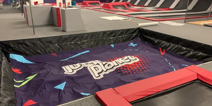 Hodina skákání v Jump Planet Brno: trampolíny, ninja dráha, parkour zóna, obří bazén s houbičkami a 9D kino