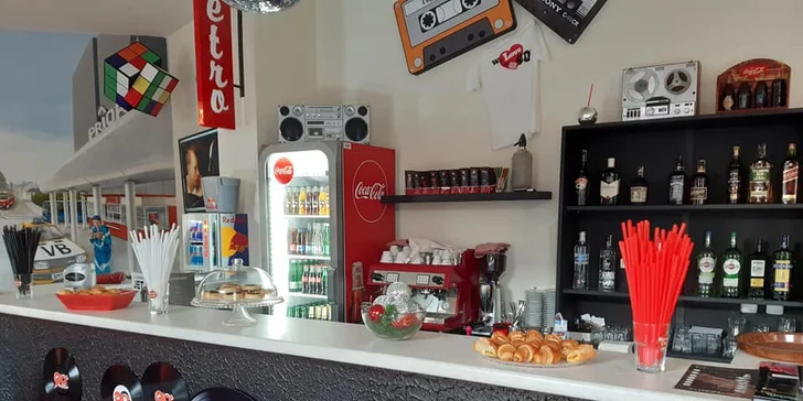 Panini s hovězím, kuřecím, šunkou či mozzarellou a teplý nápoj dle výběru v Retro Baru Brno