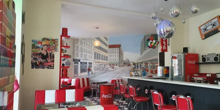 Panini s hovězím, kuřecím, šunkou či mozzarellou a teplý nápoj dle výběru v Retro Baru Brno