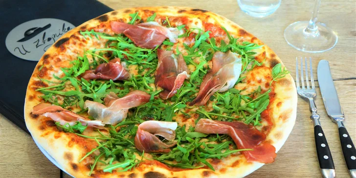Jedna nebo dvě pizzy o průměru 30 cm a 0,5 l tankového piva Radegast