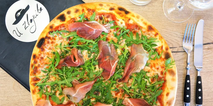 Jedna nebo dvě pizzy o průměru 30 cm a 0,5 l tankového piva Radegast