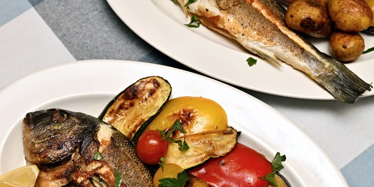 Pestré degustační menu pro dva: grilovaný mořský vlk nebo pražma a další chody i s láhví prosecca