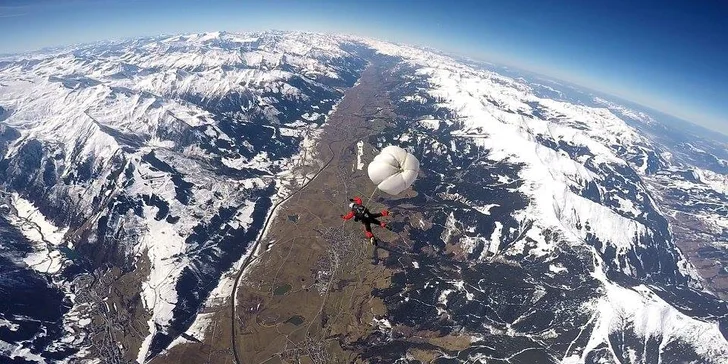 Zážitek nad Alpami: tandemový seskok z výšky 4000 m v netradiční lokalitě