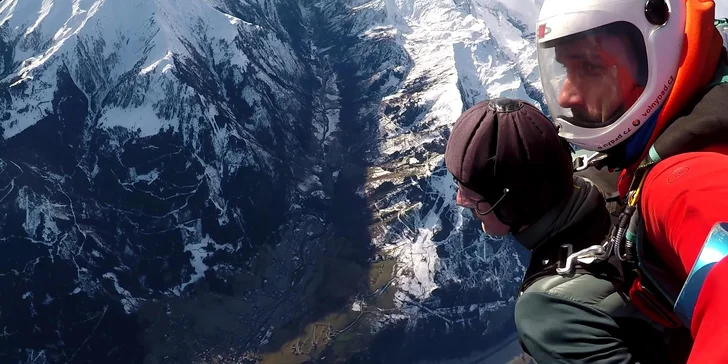 Zážitek nad Alpami: tandemový seskok z výšky 4000 m v netradiční lokalitě