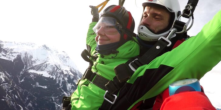 Zážitek nad Alpami: tandemový seskok z výšky 4000 m v netradiční lokalitě