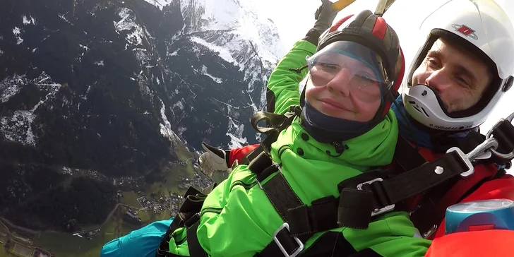 Zážitek nad Alpami: tandemový seskok z výšky 4000 m v netradiční lokalitě