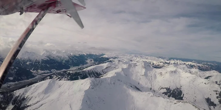 Zážitek nad Alpami: tandemový seskok z výšky 4000 m v netradiční lokalitě