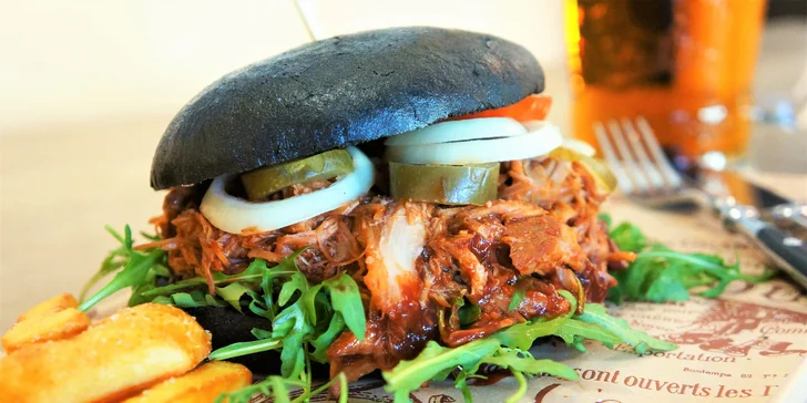 BBQ burger s trhaným vepřovým masem v černé domácí bulce i s pivem