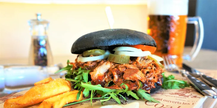 BBQ burger s trhaným vepřovým masem v černé domácí bulce i s pivem
