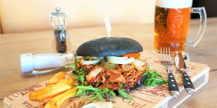 BBQ burger s trhaným vepřovým masem v černé domácí bulce i s pivem