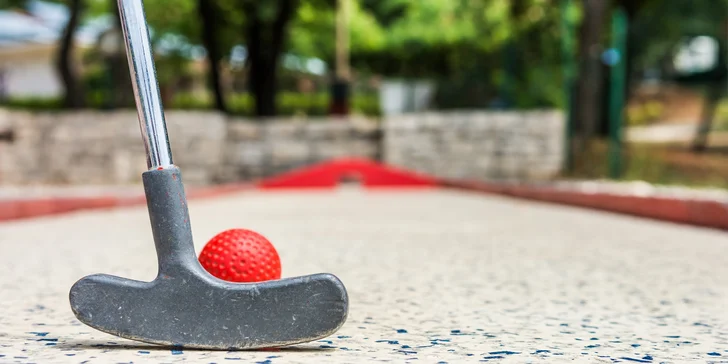 Hra minigolfu v Aquapalace v Čestlicích: zábava pro malé i velké