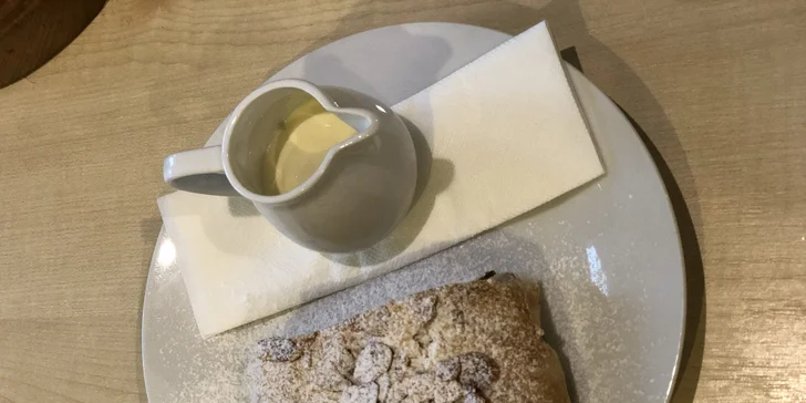 Večeře ve stylové restauraci Salaš: hořící meč s panenkou a kuřecím masem, brambory a štrúdl