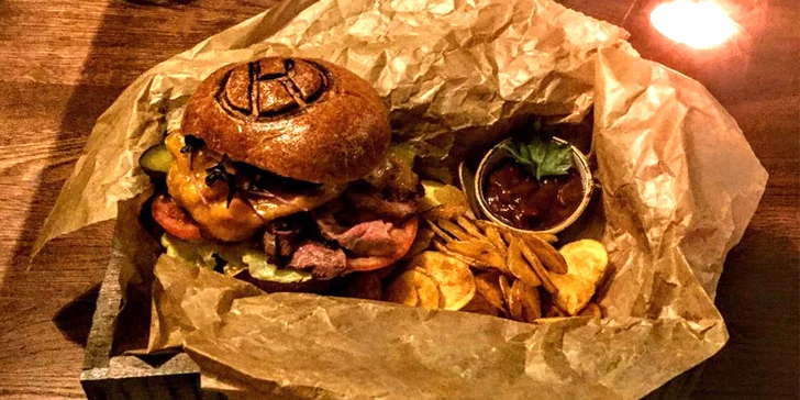 Burger jako ze sna: plátky šťavnatého masa v křupavé bulce plné dobrot a bramborové chipsy