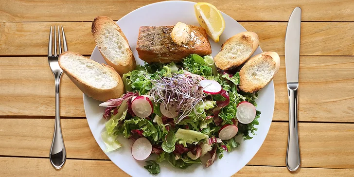 Tříchodové menu pro dva u řeky Mže: tatarák z lilku, čerstvý losos na grilu i voňavá jablíčka se zmrzlinou