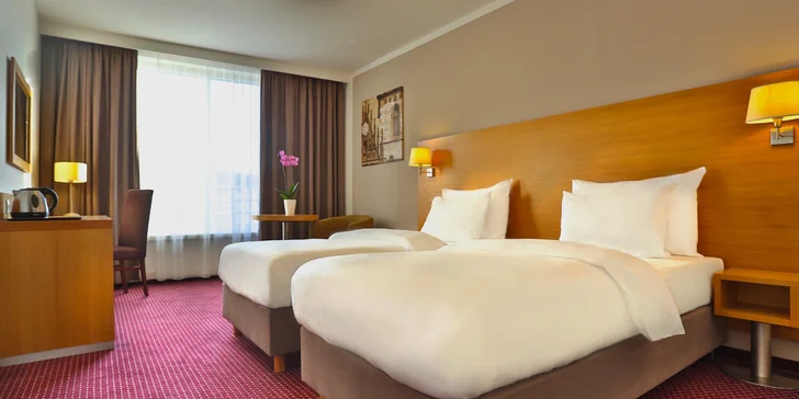 Za krásami Prahy: pobyt v luxusním hotelu v centru, snídaně, večeře i láhev vína