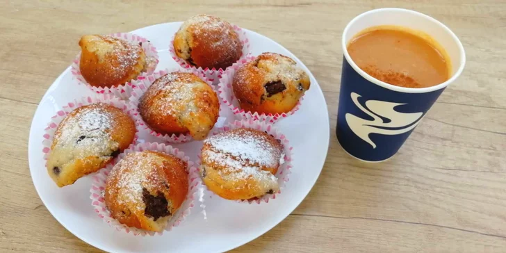 Zahřejte se a zamlsejte: horká jablečná šťáva se skořicí a muffin