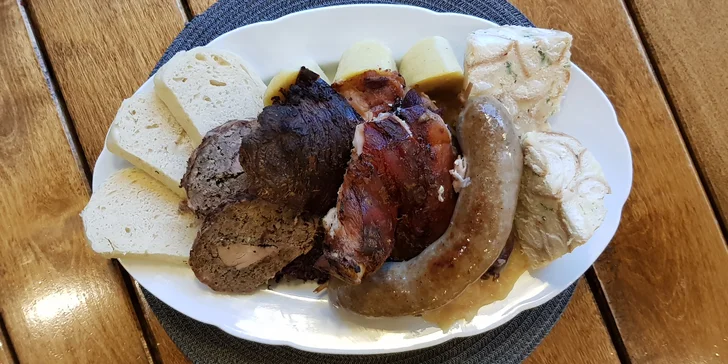 Masové hody: pečené koleno s chlebem nebo zabijačkové hody pro dva
