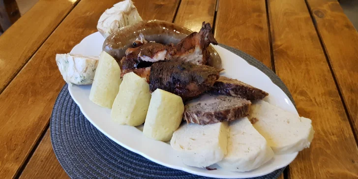 Masové hody: pečené koleno s chlebem nebo zabijačkové hody pro dva