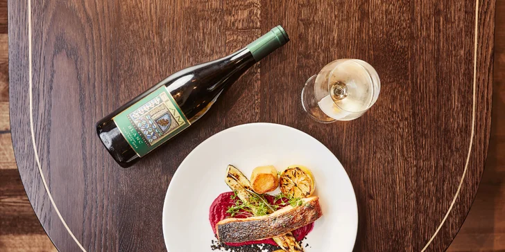Whiskey Restaurant, Bar & Museum: 3chodové menu s lososem či hovězím steakem