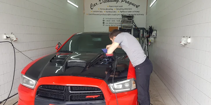 Zaměřeno na každý detail: Profesionální ruční mytí automobilů a leštění laku
