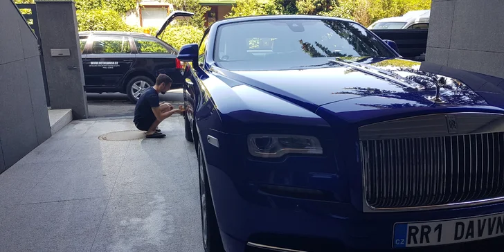 Zaměřeno na každý detail: Profesionální ruční mytí automobilů a leštění laku