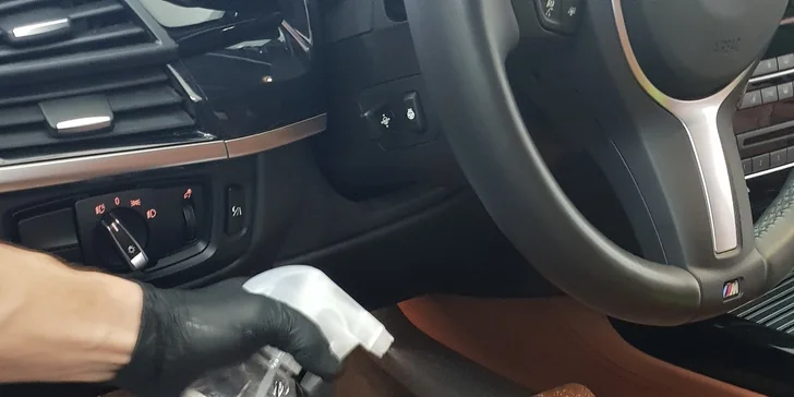 Zaměřeno na každý detail: Profesionální ruční mytí automobilů a leštění laku
