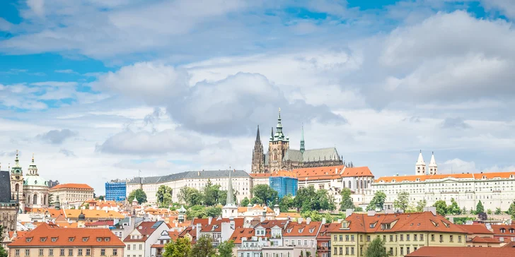 Romantická noc na slámě v srdci Prahy: snídaně, unikátní lázeň a slaměné lůžko