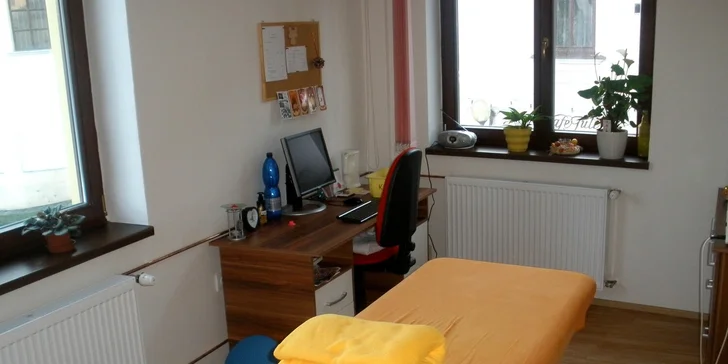 Reflexní terapie zón na nohách či léčebná klasická masáž zad