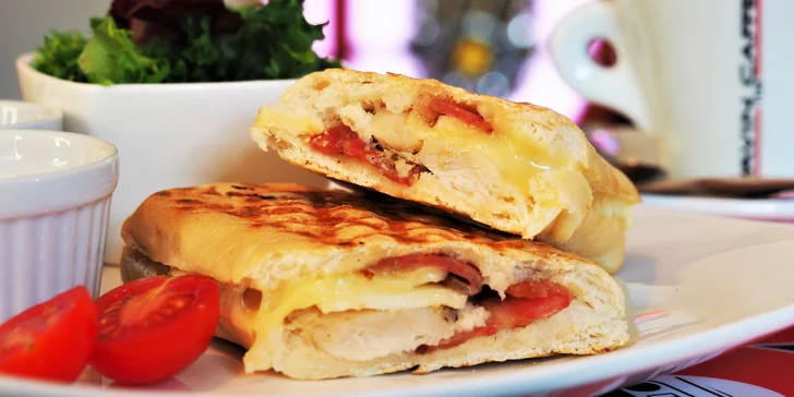 Panini s hovězím, kuřecím, šunkou či mozzarellou a teplý nápoj dle výběru v Retro Baru Brno