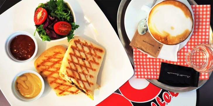 Panini s hovězím, kuřecím, šunkou či mozzarellou a teplý nápoj dle výběru v Retro Baru Brno