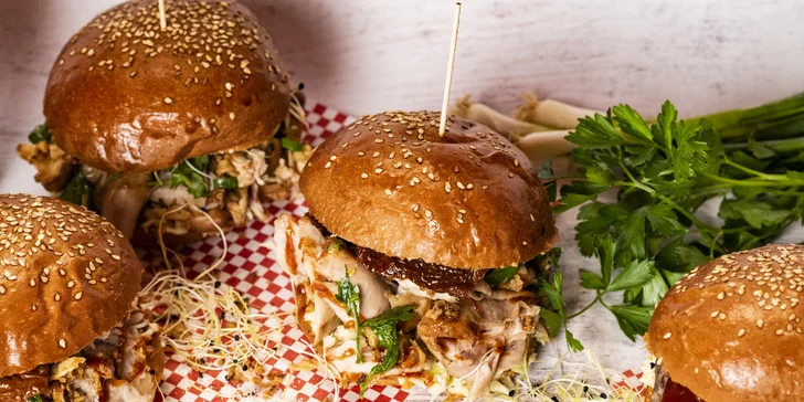 Burger podle výběru, nachos se sýrovým dipem a pivo nebo limonáda pro 1 i 2 osoby