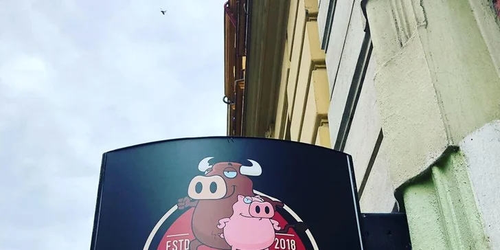 Burger podle výběru, nachos se sýrovým dipem a pivo nebo limonáda pro 1 i 2 osoby