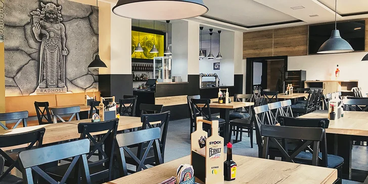 BBQ burger s trhaným vepřovým masem v černé domácí bulce i s pivem