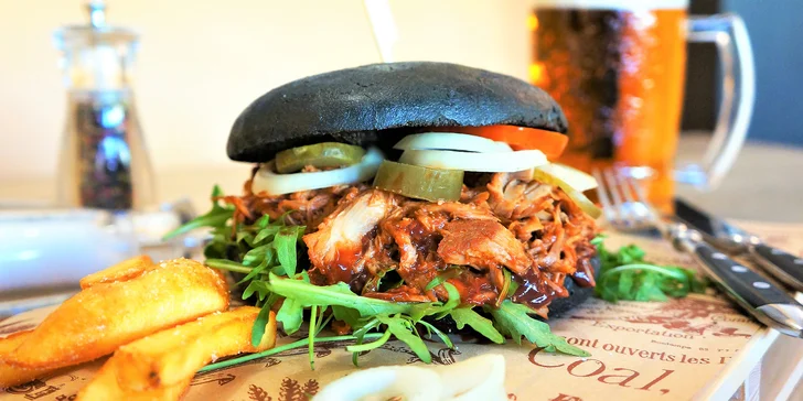 BBQ burger s trhaným vepřovým masem v černé domácí bulce i s pivem