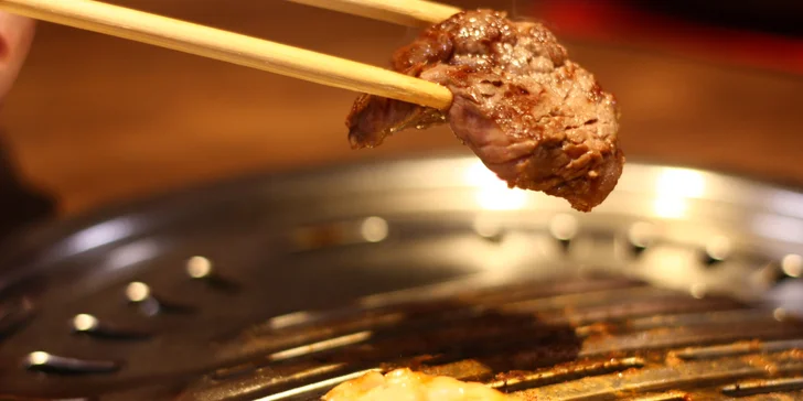 Ugrilujte si korejské BBQ: mořské plody, hovězí, kuřecí i vepřové, zelenina a příloha
