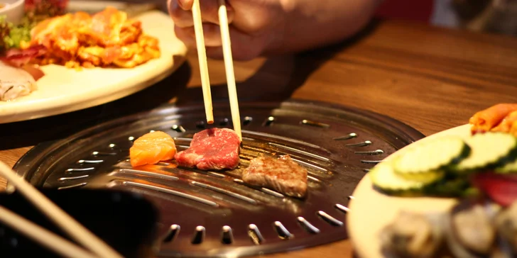 Ugrilujte si korejské BBQ: mořské plody, hovězí, kuřecí i vepřové, zelenina a příloha