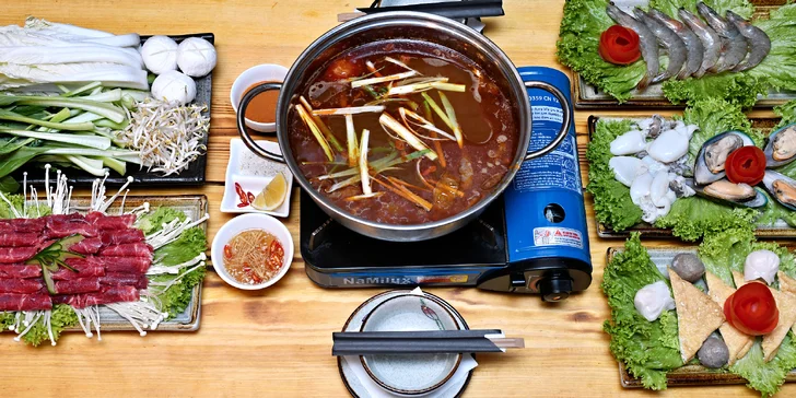 Asijský hot pot: kuřecí thajský vývar s hovězím, krevetami, mušlemi, tofu, knedlíčky i nudlemi