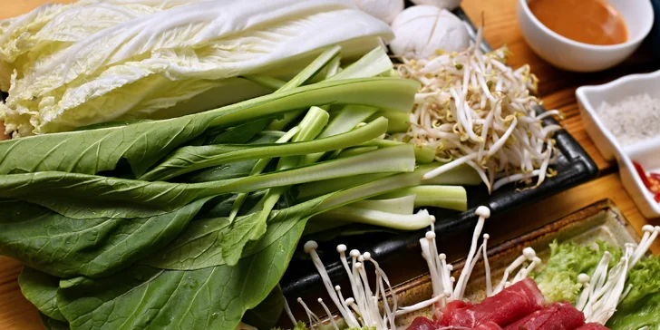 Asijský hot pot: kuřecí thajský vývar s hovězím, krevetami, mušlemi, tofu, knedlíčky i nudlemi