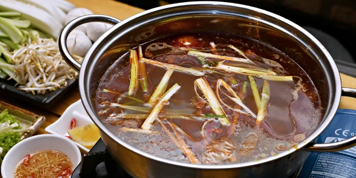 Asijský hot pot: kuřecí thajský vývar s hovězím, krevetami, mušlemi, tofu, knedlíčky i nudlemi