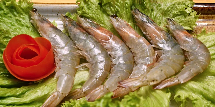 Asijský hot pot: kuřecí thajský vývar s hovězím, krevetami, mušlemi, tofu, knedlíčky i nudlemi