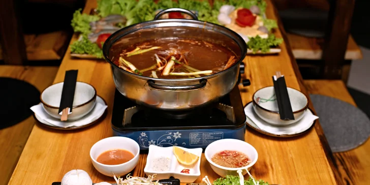 Asijský hot pot: kuřecí thajský vývar s hovězím, krevetami, mušlemi, tofu, knedlíčky i nudlemi