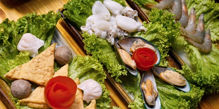 Asijský hot pot: kuřecí thajský vývar s hovězím, krevetami, mušlemi, tofu, knedlíčky i nudlemi