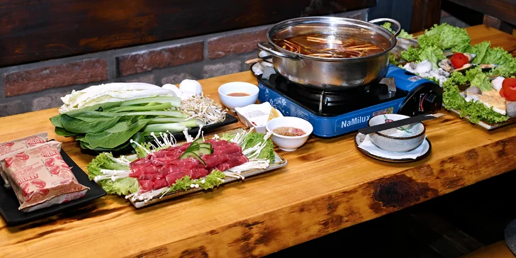 Asijský hot pot: kuřecí thajský vývar s hovězím, krevetami, mušlemi, tofu, knedlíčky i nudlemi