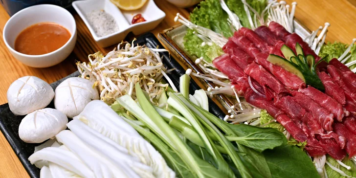Asijský hot pot: kuřecí thajský vývar s hovězím, krevetami, mušlemi, tofu, knedlíčky i nudlemi