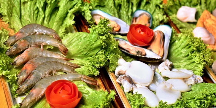 Asijský hot pot: kuřecí thajský vývar s hovězím, krevetami, mušlemi, tofu, knedlíčky i nudlemi