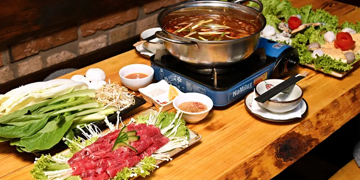 Asijský hot pot: kuřecí thajský vývar s hovězím, krevetami, mušlemi, tofu, knedlíčky i nudlemi