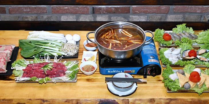 Asijský hot pot: kuřecí thajský vývar s hovězím, krevetami, mušlemi, tofu, knedlíčky i nudlemi
