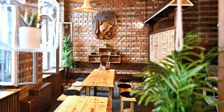 Asijský hot pot: kuřecí thajský vývar s hovězím, krevetami, mušlemi, tofu, knedlíčky i nudlemi