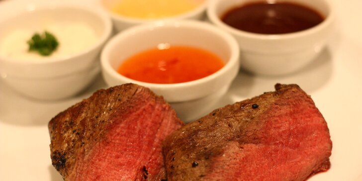 Hovězí rump steak nebo vepřový steak na fazolkách, hranolky i dezert